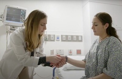 Кодирование Аквилонг в Когалыме Врач держит пациентку за руку